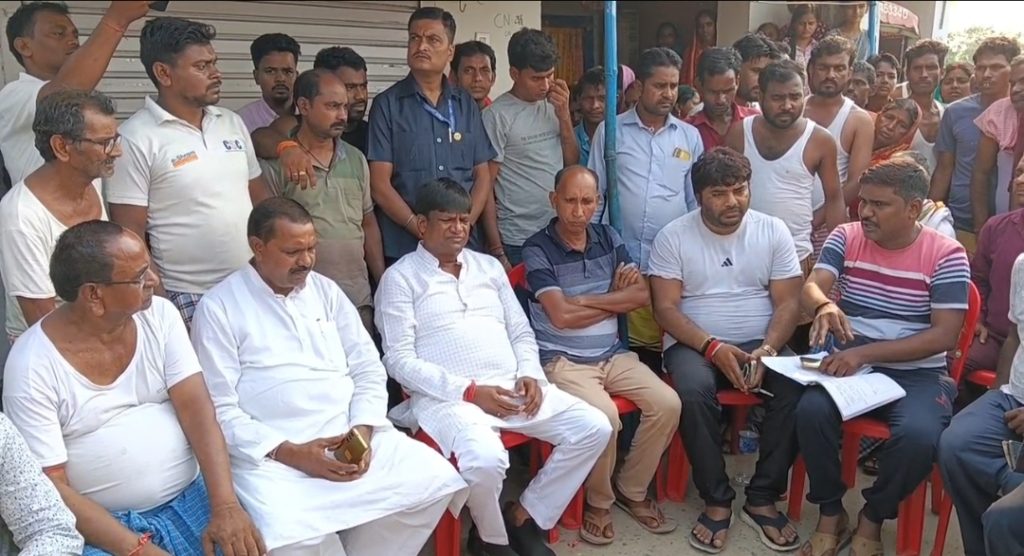 ग्रामीणों के साथ शोकाकुलता का साझा करने वाले सांसद ढुल्लू महतो