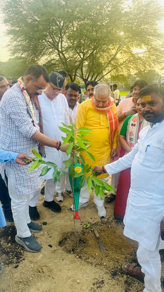 प्रभारी मंत्री सुरेश खन्ना और महापौर सारंगतालाब में पौधारोपण करते हुए, सारंगतालाब को हरा-भरा बनाने की शुरुआत करते हुए