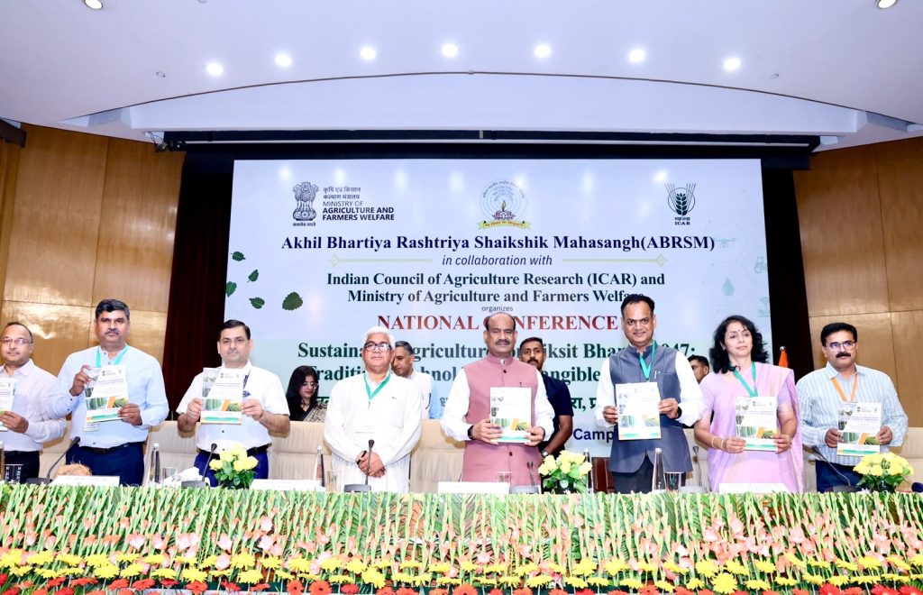 लोक सभा अध्यक्ष ओम बिरला नई दिल्ली में सतत कृषि पर राष्ट्रीय सम्मेलन का उद्घाटन करते हुए