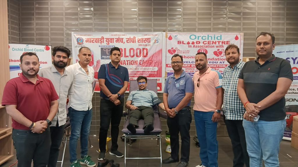 रक्तदान शिविर में लोगों की तस्वीरें जो जीवन को बचाने के लिए आगे आते हैं, रक्तदान का महत्व, जीवन बचाने की शक्ति