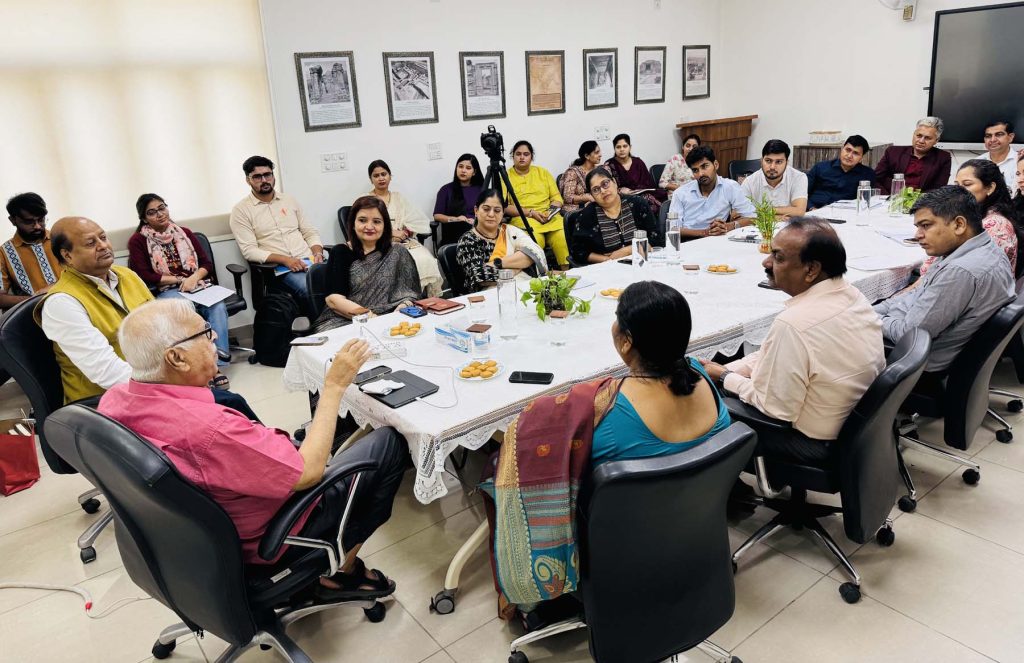 पूर्व मुख्य चुनाव आयुक्त डॉ. एसवाई कुरैशी रिसर्च स्कॉलर्स को संबोधित करते हुए