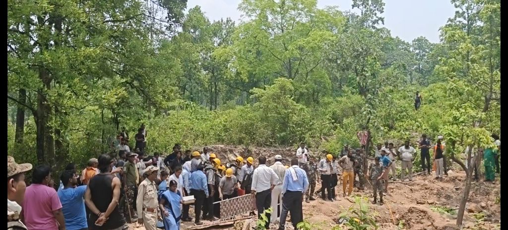 जंगल में फंसे लोगों का रेस्क्यू अभियान: पुलिस और सीसीएल के कर्मचारी जंगल में जुटे