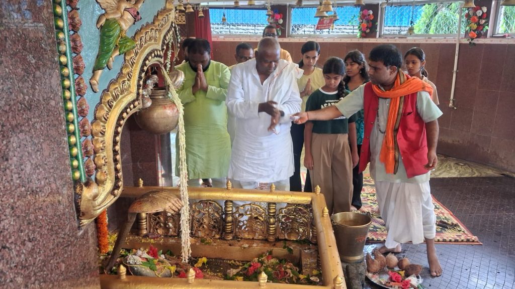 बाबा आम्रेश्वर धाम, मध्य प्रदेश का एक प्रसिद्ध हिंदू तीर्थस्थल, भगवान शिव को समर्पित है