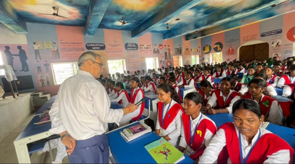 मुख्य एलएडीसी अधिवक्ता सुरेंद्र प्रसाद विद्यार्थियों को शिक्षा के महत्व के बारे में जागरूक करते हुए